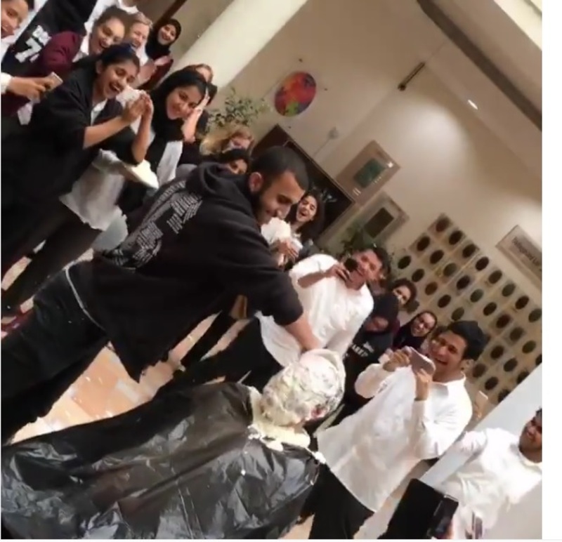 فيديو ابن أحلام يضرب مدير مدرسته بـقالب كيك فما كان رد فعله؟